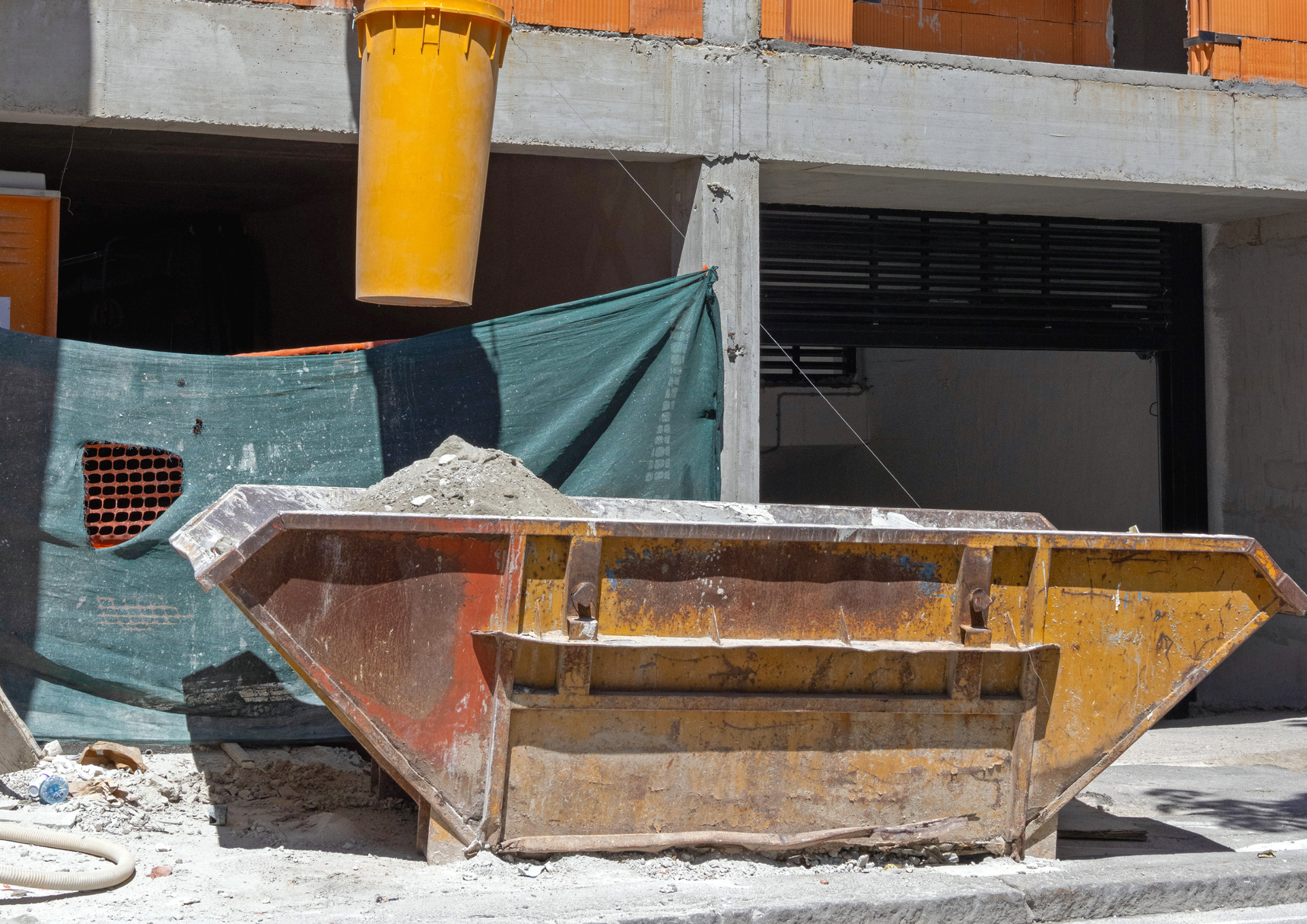 Why Skip Hire Is Useful for Clearing Waste After Building Work Safely